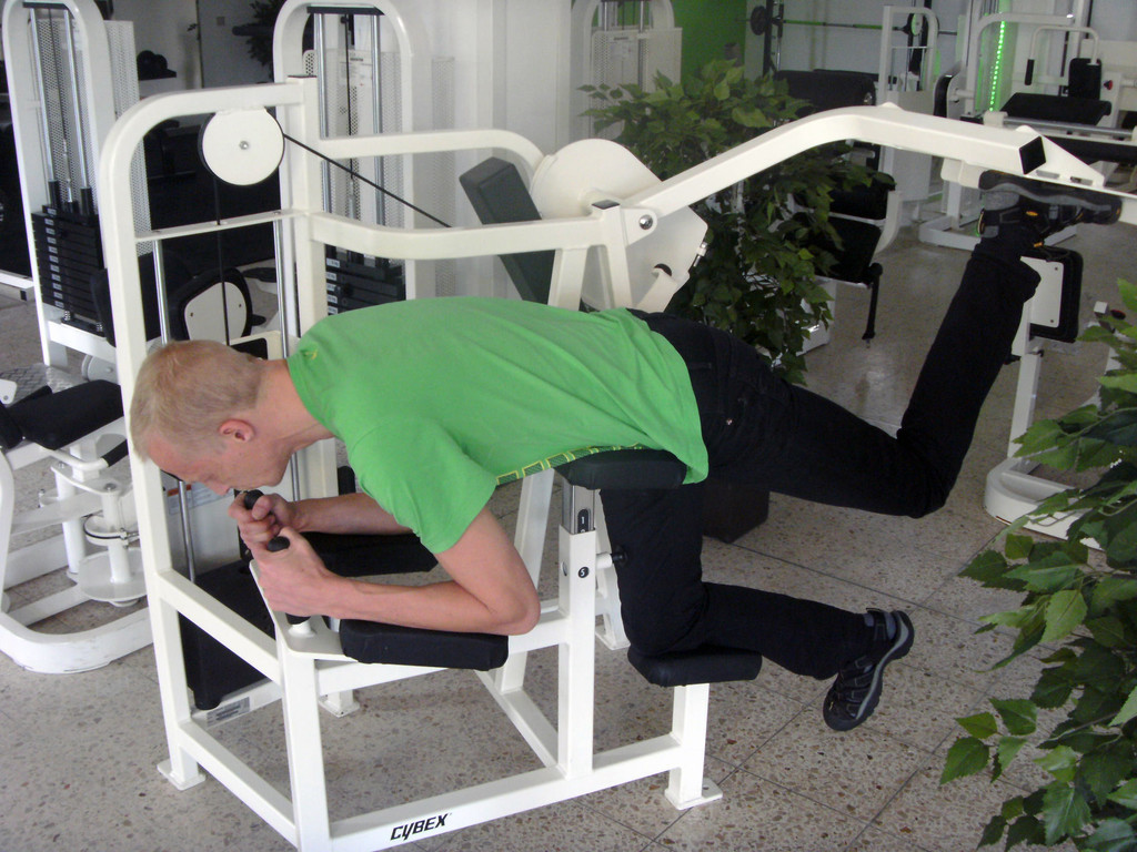Person trainiert an einer Cybex Beinmaschine