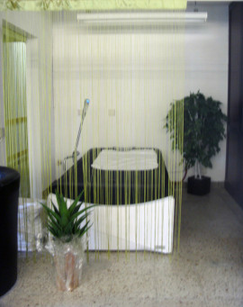 HydroJet-Wassermassageliege im Wellnessbereich der MedWell Zone bei rothfitness