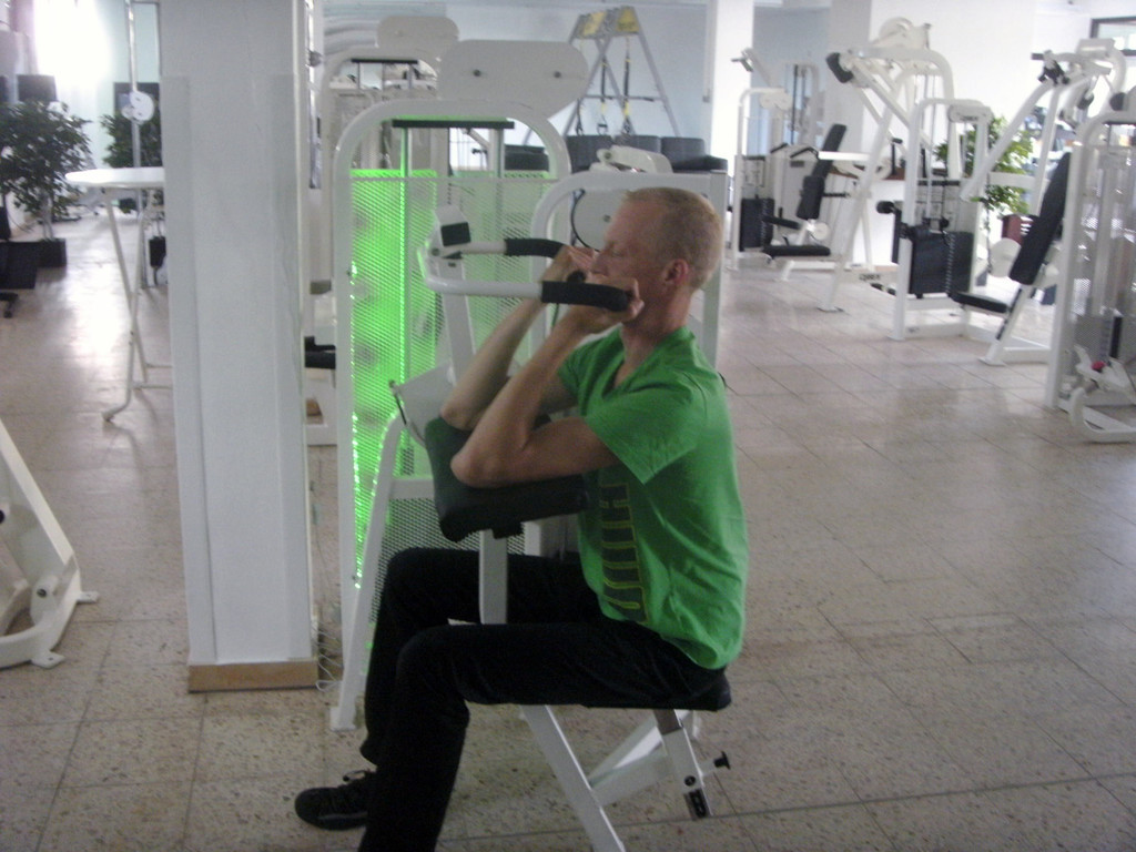 Person trainiert an einer Cybex Bauchmuskelmaschine