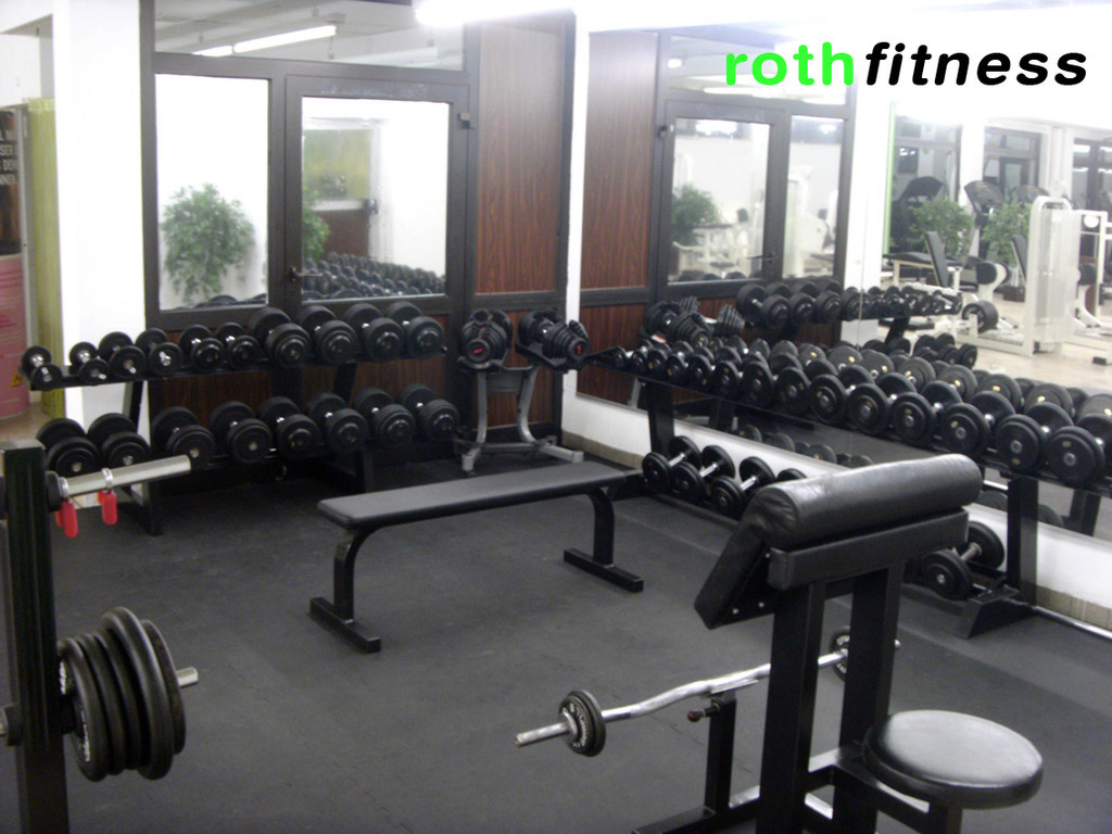 Hantelbereich mit Lang- und Kurzhanteln